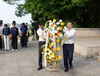 向李家发烈士纪念碑敬献花篮